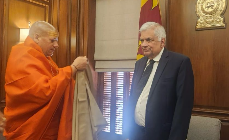 श्रीलंका के राष्ट्रपति विक्रम सिंघे ने स्वामी कैलाशानन्द का आशीर्वाद लिया श्रीलंका के राष्ट्रपति विक्रम सिंघे ने स्वामी कैलाशानन्द का आशीर्वाद लिया