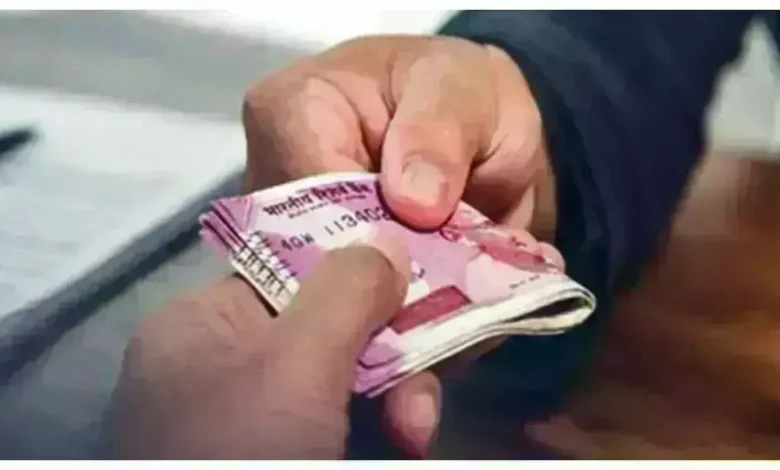 राजस्व उप निरीक्षक सहयोगी के साथ रिश्वत लेते रंगे हाथ गिरफ्तार राजस्व उप निरीक्षक सहयोगी के साथ रिश्वत लेते रंगे हाथ गिरफ्तार