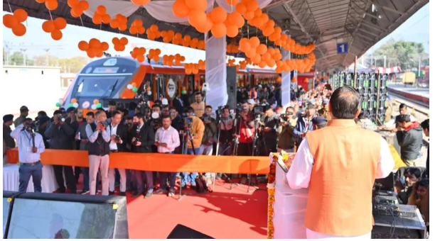 PM मोदी ने लखनऊ-देहरादून के बीच नई वंदे भारत ट्रेन का किया शुभारंभ