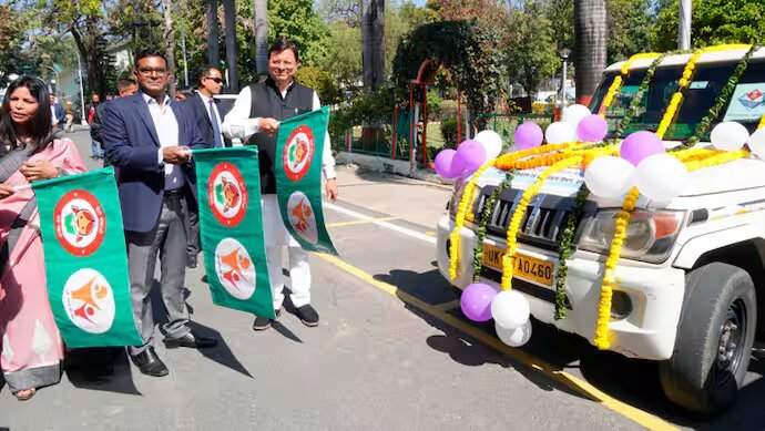 मुख्यमंत्री ने महिलाओं की सुरक्षा के लिए रेस्क्यू मोबाइल वैन को हरी झण्डी दिखाकर किया रवाना मुख्यमंत्री ने महिलाओं की सुरक्षा के लिए रेस्क्यू मोबाइल वैन को हरी झण्डी दिखाकर किया रवाना