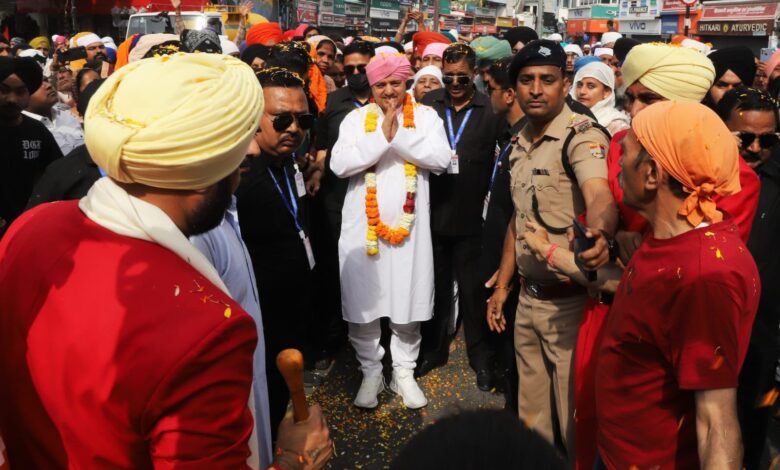 Uttarakhand: पुष्प वर्षा के साथ नगर परिक्रमा में गूंजे श्री गुरु राम राय महाराज जी के जयकारे Uttarakhand: पुष्प वर्षा के साथ नगर परिक्रमा में गूंजे श्री गुरु राम राय महाराज जी के जयकारे