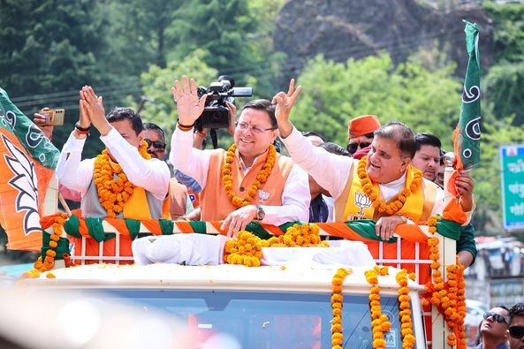 मुख्यमंत्री धामी ने जोशीमठ में किया रोड शो, भाजपा प्रत्याशी अनिल बलूनी के लिए मांगा समर्थन