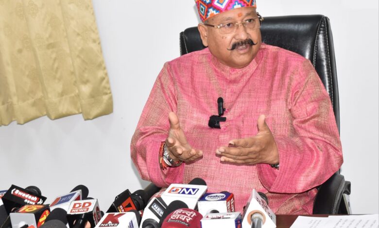 महाराज ने दिये हनुमान चट्टी के पास अवरुद्ध हाइवे को खोलने के निर्देश महाराज ने दिये हनुमान चट्टी के पास अवरुद्ध हाइवे को खोलने के निर्देश