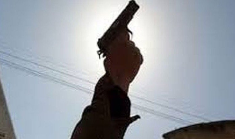 शराब कारोबारी ने सरेआम चलायी गोली, मची अफरा तफरी शराब कारोबारी ने सरेआम चलायी गोली, मची अफरा तफरी