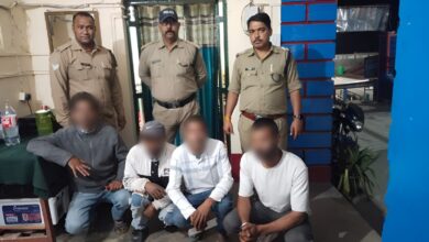 खुलेआम जाम गटक रहे पियक्कड़ों का चमोली पुलिस ने उतारा शुरूर