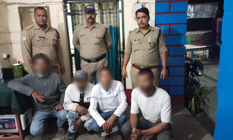 खुलेआम जाम गटक रहे पियक्कड़ों का चमोली पुलिस ने उतारा शुरूर खुलेआम जाम गटक रहे पियक्कड़ों का चमोली पुलिस ने उतारा शुरूर