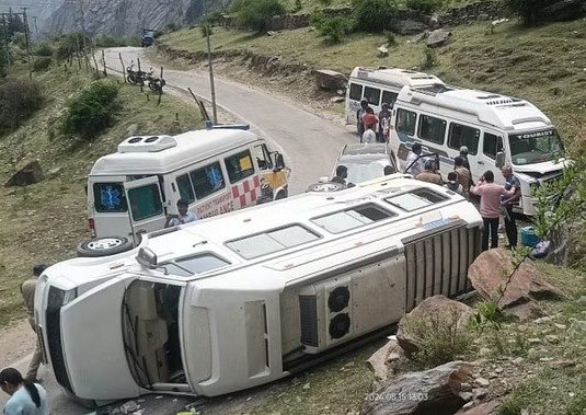 तीर्थयात्रियों का वाहन दुर्घटनाग्रस्त, हाईवे के पास हुए ब्रेक फेल तीर्थयात्रियों का वाहन दुर्घटनाग्रस्त, हाईवे के पास हुए ब्रेक फेल