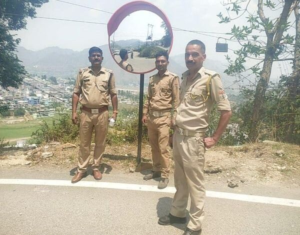 यातायात पुलिस ने लगाये ब्लाइंड टर्न मोड़ों पर कॉन्वेक्स मिरर