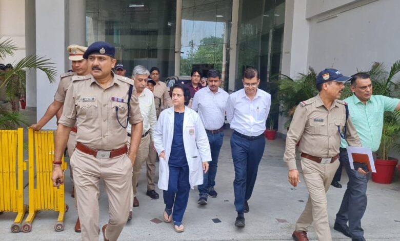 एम्स अस्पताल की चौथी मंजिल पर गाड़ी ले जाने का प्रकरण : एसएसपी पहुँचे एम्स ऋषिकेश एम्स अस्पताल की चौथी मंजिल पर गाड़ी ले जाने का प्रकरण : एसएसपी पहुँचे एम्स ऋषिकेश
