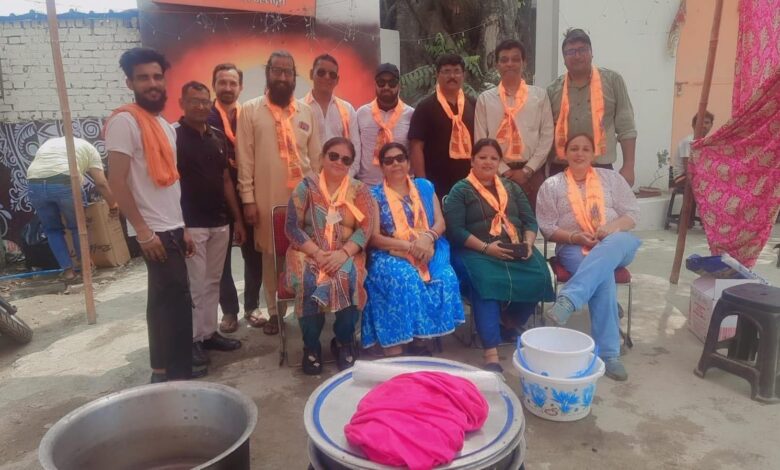 बुद्ध पूर्णिमा के अवसर पर शीतल पेय का वितरण बुद्ध पूर्णिमा के अवसर पर शीतल पेय का वितरण