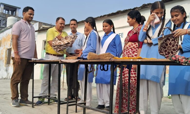 छात्र-छात्राओं ने कपड़े के थैले बनाकर प्लास्टिक मुक्त भारत का संकल्प लिया