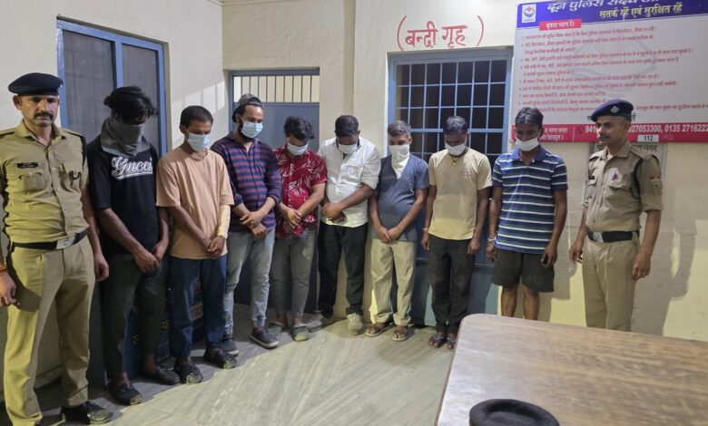 सड़क पर गुंडई दिखाना युवकों को पड़ा भारी