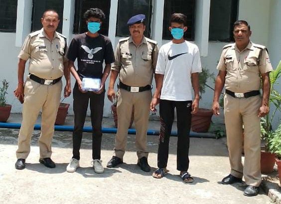 मोबाइल लूट की घटना का दून पुलिस ने खुलासा, दो अभियुक्त गिरफ्तार मोबाइल लूट की घटना का दून पुलिस ने खुलासा, दो अभियुक्त गिरफ्तार