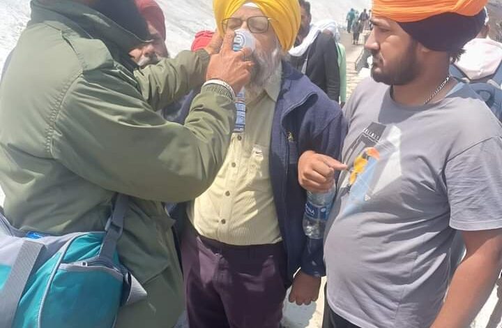 बुजुर्गों और जरुरतमंदों का सहारा बनी पुलिस बुजुर्गों और जरुरतमंदों का सहारा बनी पुलिस
