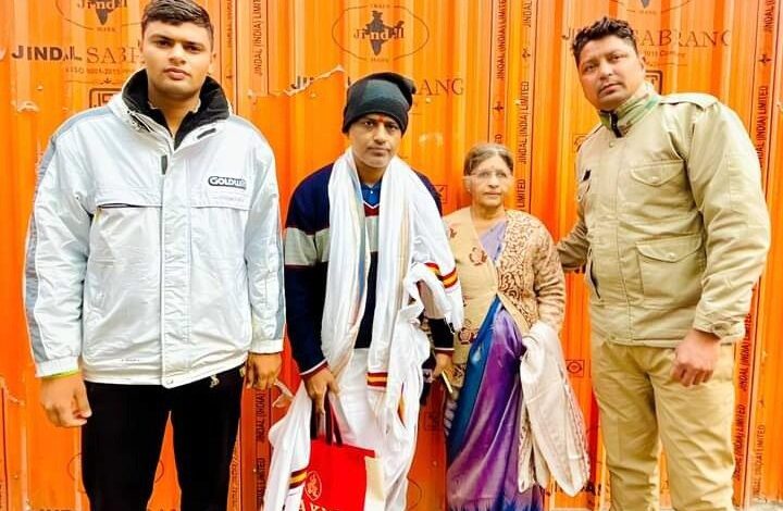 बुजुर्ग महिला श्रद्धालु को मिला खाकी का सहारा