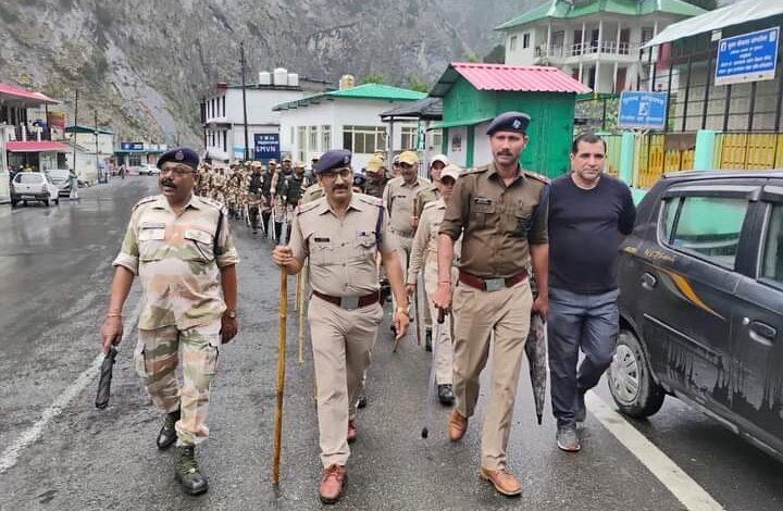 उप चुनाव : पुलिस व अर्द्धसैनिक बलों ने किया फ्लैग मार्च