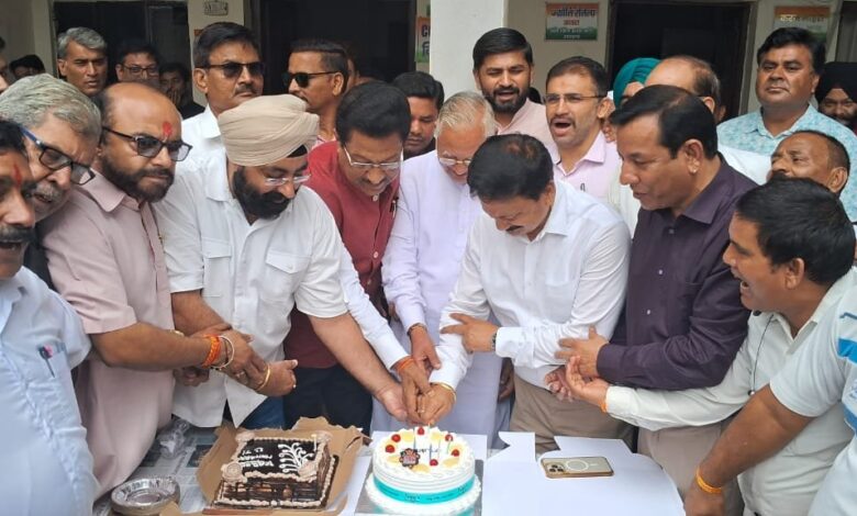 प्रदेश कांग्रेस कार्यालय में मनाया गया अध्यक्ष का जन्मदिन प्रदेश कांग्रेस कार्यालय में मनाया गया अध्यक्ष का जन्मदिन