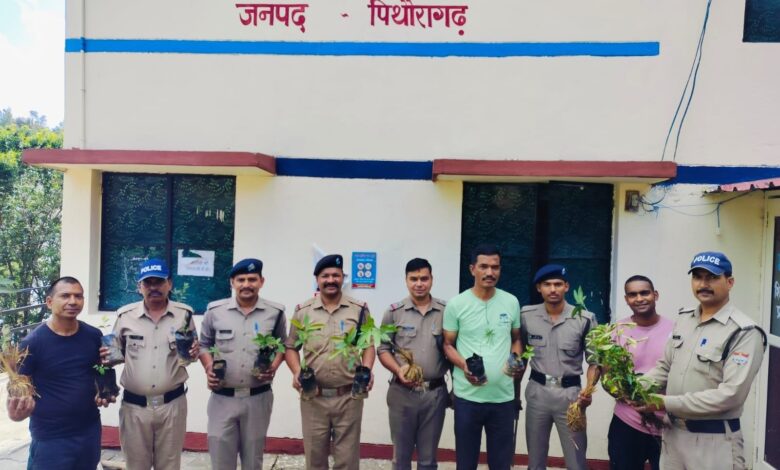 पिथौरागढ़ पुलिस ने किया वृक्षारोपण