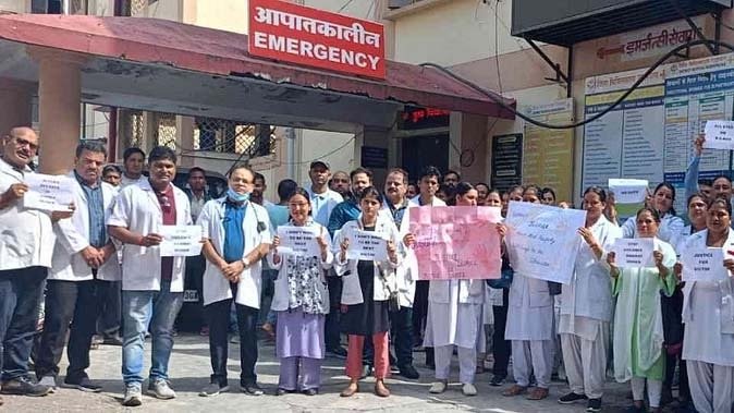 महिला रेजिडेंट डॉक्टर की दुष्कर्म के बाद हत्या का डॉक्टरों ने किया कड़ा विरोध महिला रेजिडेंट डॉक्टर की दुष्कर्म के बाद हत्या का डॉक्टरों ने किया कड़ा विरोध
