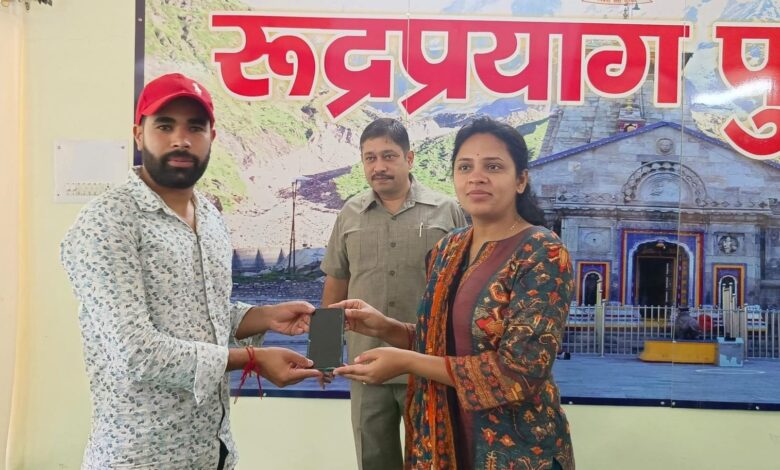 खोये हुए मोबाइल फोन लौटाकर जनपद पुलिस ने दी खुशियों की सौगात खोये हुए मोबाइल फोन लौटाकर जनपद पुलिस ने दी खुशियों की सौगात