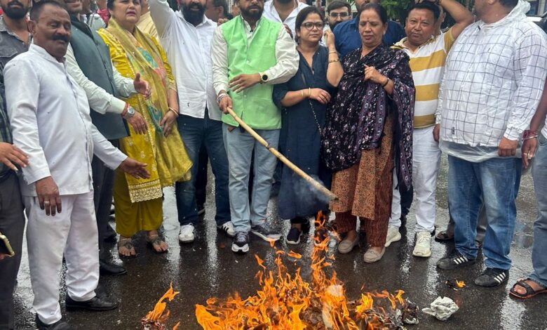 राहुल के विरुद्ध हिंसक बयान, कांग्रेस कार्यकर्ताओं ने फूंका पुतला