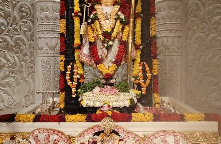 भगवान श्रीरामलला का दिव्य विग्रह देवभूमि की विश्वविख्यात ऐपण कला से सुसज्जित शुभवस्त्रम में सुशोभित हुए भगवान श्रीरामलला का दिव्य विग्रह देवभूमि की विश्वविख्यात ऐपण कला से सुसज्जित शुभवस्त्रम में सुशोभित हुए