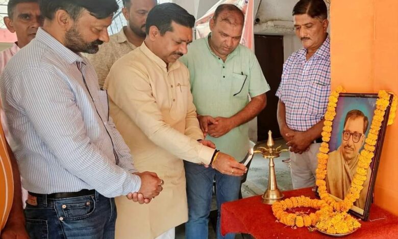 पंडित दीनदयाल उपाध्याय की जयंती पर पुष्पांजलि कार्यक्रम आयोजित पंडित दीनदयाल उपाध्याय की जयंती पर पुष्पांजलि कार्यक्रम आयोजित