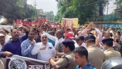 महासंघ ने नियमितीकरण की मांग को लेकर किया सचिवालय कूच