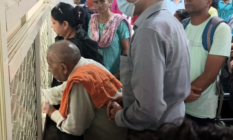 जिलाधिकारी सविन बंसल ने  राजकीय चिकित्सालय ऋषिकेश का किया औचक निरीक्षण