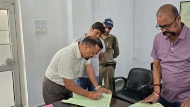 डीएम  की विभिन्न कार्यालयों में छापेमारी से मचा हड़कंप