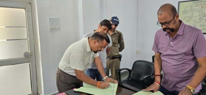 डीएम की विभिन्न कार्यालयों में छापेमारी से मचा हड़कंप डीएम की विभिन्न कार्यालयों में छापेमारी से मचा हड़कंप