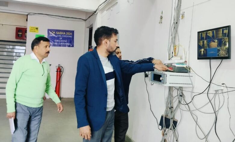 जिलाधिकारी ने छतरीधार स्थित ईवीएम वेयर हाउस का किया मासिक निरीक्षण जिलाधिकारी ने छतरीधार स्थित ईवीएम वेयर हाउस का किया मासिक निरीक्षण