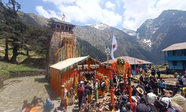 विधि-विधान से शीतकाल के लिए बंद हो गए द्वितीय केदार श्री मद्महेश्वर मंदिर के कपाट विधि-विधान से शीतकाल के लिए बंद हो गए द्वितीय केदार श्री मद्महेश्वर मंदिर के कपाट