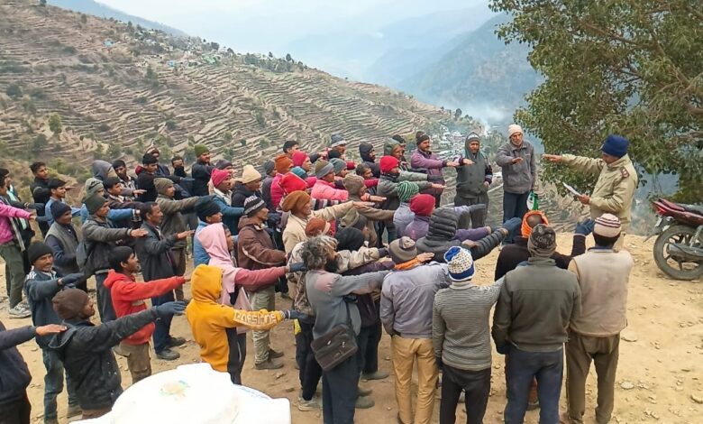 पुलिस ने छात्र-छात्राओ व ग्रमीणों को नशे व साईबर अपराध के प्रति किया जागरुक पुलिस ने छात्र-छात्राओ व ग्रमीणों को नशे व साईबर अपराध के प्रति किया जागरुक