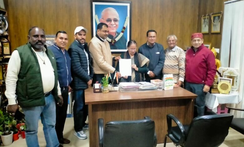 15 वार्डों से पार्षद पद के टिकट के लिए सौ से अधिक आवेदन