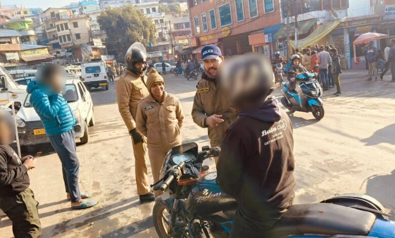 ट्रैफिक रूल तोड़ने वाले 112 लोगों के विरूद्ध कार्रवाई ट्रैफिक रूल तोड़ने वाले 112 लोगों के विरूद्ध कार्रवाई