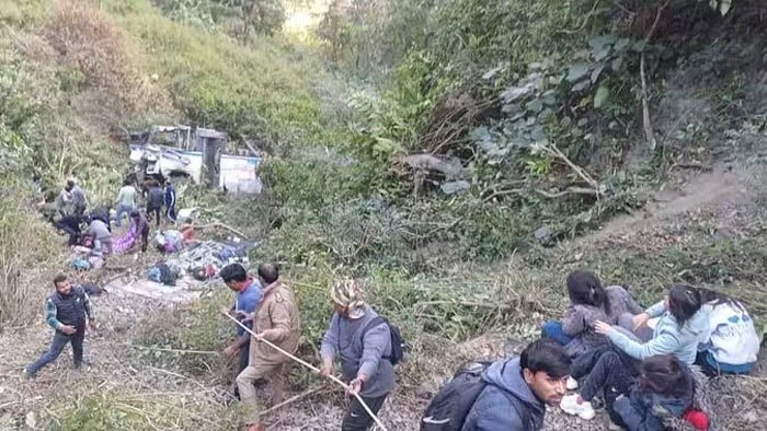 अल्मोड़ा से हल्द्वानी जा रही बस गहरी खाई में गिरी, तीन की मौत, कुछ गंभीर