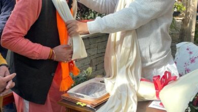 महापौर पद के प्रत्याशी सौरभ थपिलयाल ने की महंत देवेंद्र दास महाराज से शिष्टाचार भेंट