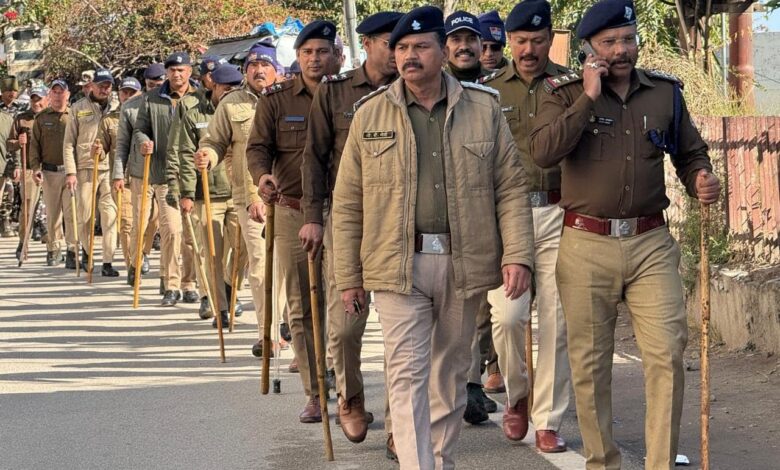कोतवाली पुलिस ने निकाला फ्लैग मार्च कोतवाली पुलिस ने निकाला फ्लैग मार्च