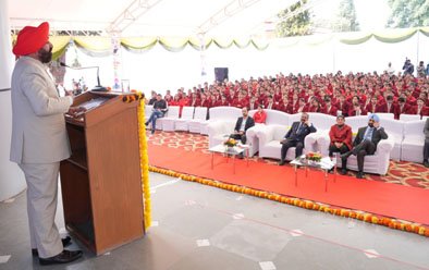 विद्यार्थियों को दूसरों से प्रतिस्पर्धा करने के बजाय स्वयं से प्रतिस्पर्धा करनी चाहिए : राज्यपाल विद्यार्थियों को दूसरों से प्रतिस्पर्धा करने के बजाय स्वयं से प्रतिस्पर्धा करनी चाहिए : राज्यपाल