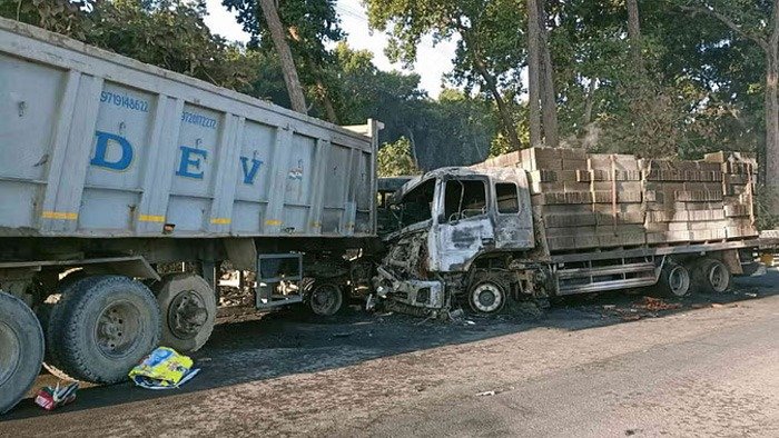 ट्रकों की भिड़ंत से निकला आग का गोला, वाहन के अंदर फंसे चालक की जिंदा जलने से मौत ट्रकों की भिड़ंत से निकला आग का गोला, वाहन के अंदर फंसे चालक की जिंदा जलने से मौत