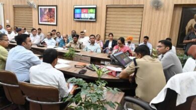 Uttarakhand News: मॉक ड्रिल की तैयारियों को लेकर डीएम-एसएसपी ने की संयुक्त बैठक, प्रशासन ने नागरिकों से घरों में रहने की अपील की…