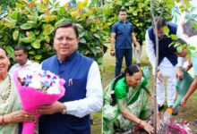 Uttarakhand news: सीएम धामी ने अपनी माता के साथ किया पौधारोपण, कहा- मां और प्रकृति दोनों की सेवा करना हमारा कर्तव्य…..