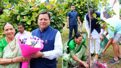 Uttarakhand news: सीएम धामी ने अपनी माता के साथ किया पौधारोपण, कहा- मां और प्रकृति दोनों की सेवा करना हमारा कर्तव्य…..