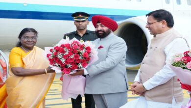 Uttarakhand News: राष्ट्रपति द्रौपदी मुर्मू तीन दिवसीय उत्तराखंड दौरे पर पहुंचीं, मुख्यमंत्री पुष्कर सिंह धामी और राज्यपाल गुरमीत सिंह ने किया स्वागत…