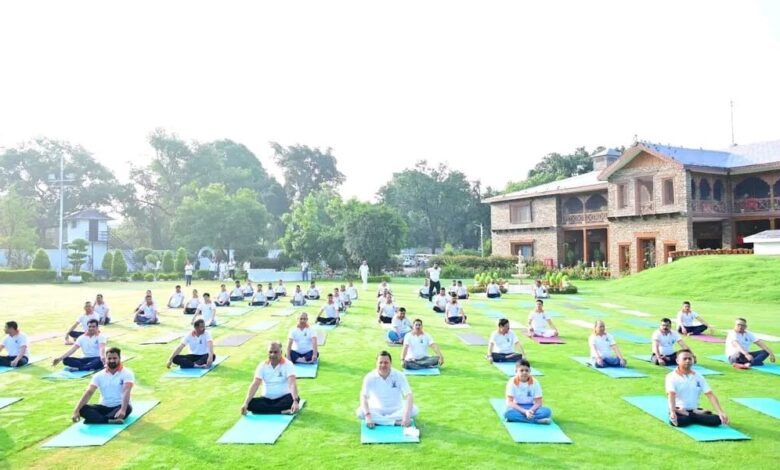 Uttarakhand News: मुख्यमंत्री धामी ने अधिकारियों-कर्मचारियों संग किया योग, योग को दिनचर्या में शामिल करने का आह्वान…. Uttarakhand News: मुख्यमंत्री धामी ने अधिकारियों-कर्मचारियों संग किया योग, योग को दिनचर्या में शामिल करने का आह्वान….