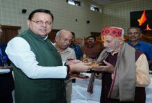 Uttarakhand News: मुख्यमंत्री पुष्कर सिंह धामी ने संविधान हत्या दिवस 2025 पर लोकतंत्र सेनानियों से की मुलाकात….