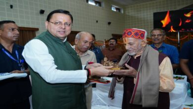 Uttarakhand News: मुख्यमंत्री पुष्कर सिंह धामी ने संविधान हत्या दिवस 2025 पर लोकतंत्र सेनानियों से की मुलाकात….