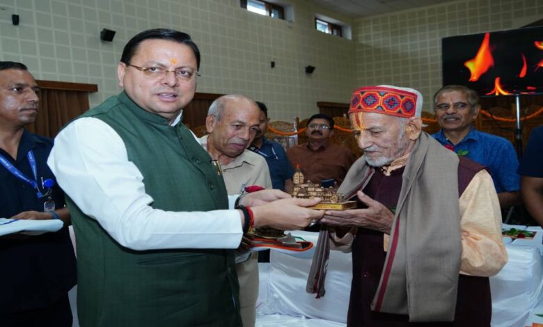 Uttarakhand News: मुख्यमंत्री पुष्कर सिंह धामी ने संविधान हत्या दिवस 2025 पर लोकतंत्र सेनानियों से की मुलाकात…. Uttarakhand News: मुख्यमंत्री पुष्कर सिंह धामी ने संविधान हत्या दिवस 2025 पर लोकतंत्र सेनानियों से की मुलाकात….