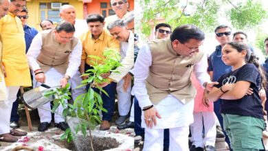 Uttarakhand News: “एक पेड़ मां के नाम” अभियान में शामिल हुए सीएम धामी, रुद्राक्ष का पौधा लगाकर दिया पर्यावरण संरक्षण का संदेश….
